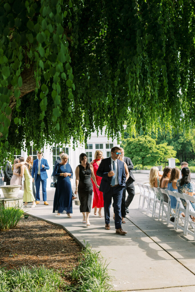 guest arrival wedding photos